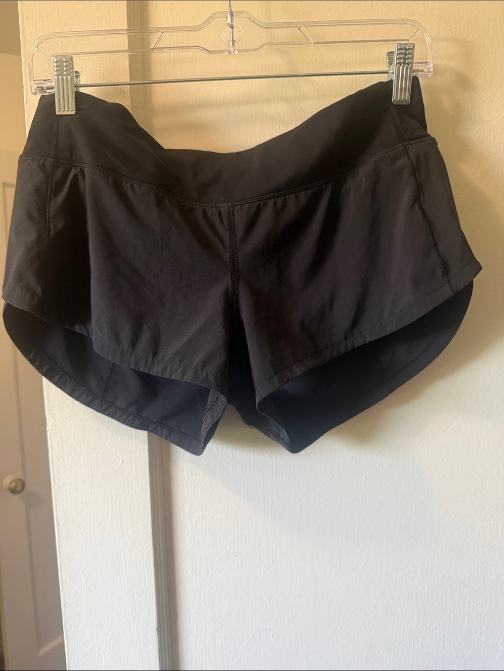 Classic Lululemon black Speed-up shorts! LR! Size 6!